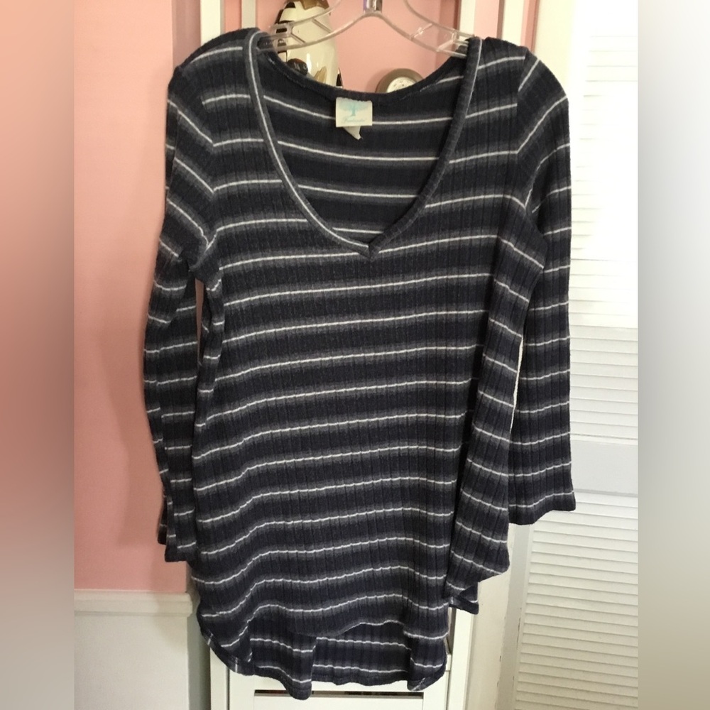 Freeloader shades of blue Vneck GUC med